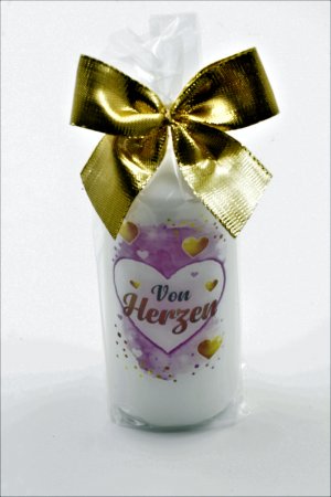 Kerze zum Muttertag mit Spruch "Von Herzen". Geschenk verpackt mit goldener Schleife und Geschenkfolie.